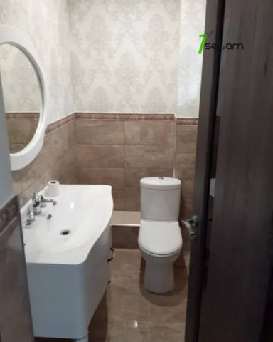 Երեք հարկանի քարե տուն 16-րդ փողոցում Ձորաղբյուրում, 550 ք.մ., 3+ սանհանգույց, եվրովերանորոգված