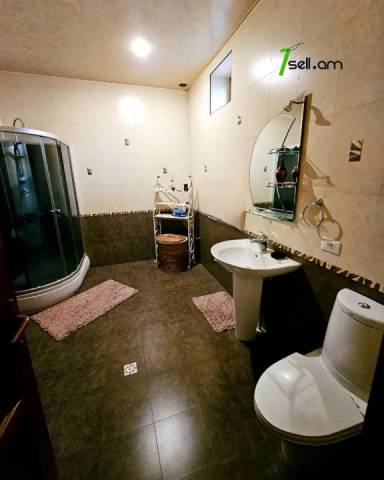 Երեք հարկանի քարե տուն, Գ-1 թաղամաս Աջափնյակում, 1391 ք.մ., 3+ սանհանգույց, կապիտալ վերանորոգված