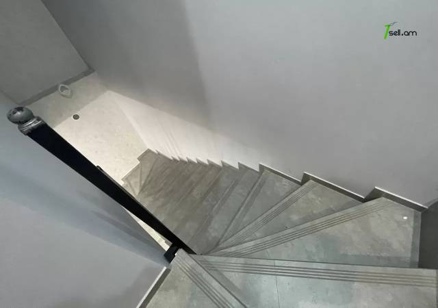 Երկու հարկանի տուն, Աջափնյակ Գ-1 Աջափնյակում, 164 ք.մ., 2 սանհանգույց, կապիտալ վերանորոգված