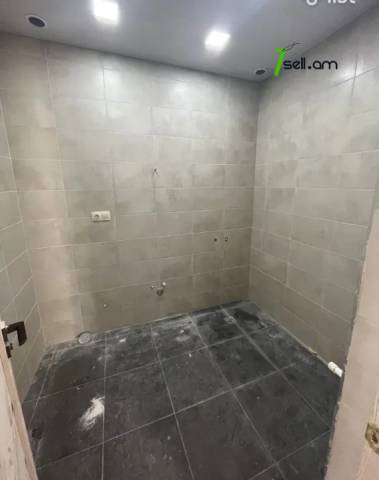 3 սենյականոց բնակարան նորակառույց շենքում Արամ Խաչատրյան փողոցում, 93 ք.մ., բարձր առաստաղներ