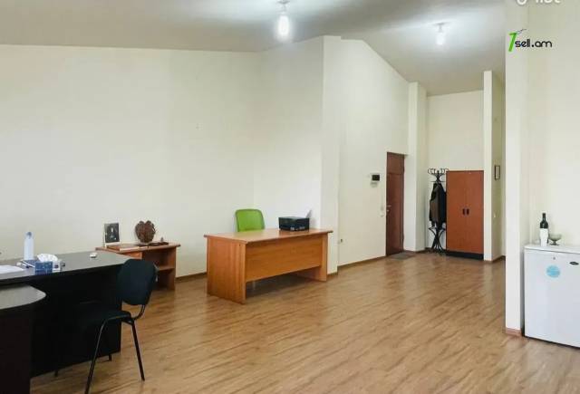 3 սենյականոց բնակարան նորակառույց շենքում Անտառային փողոցում, 108 ք.մ., բարձր առաստաղներ