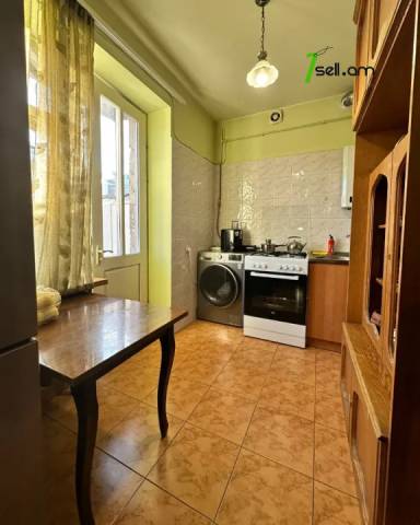 3 սենյականոց բնակարան Մարգարյան փողոցում, 75 ք.մ., 3/5 հարկ, կապիտալ վերանորոգված, քարե շենք