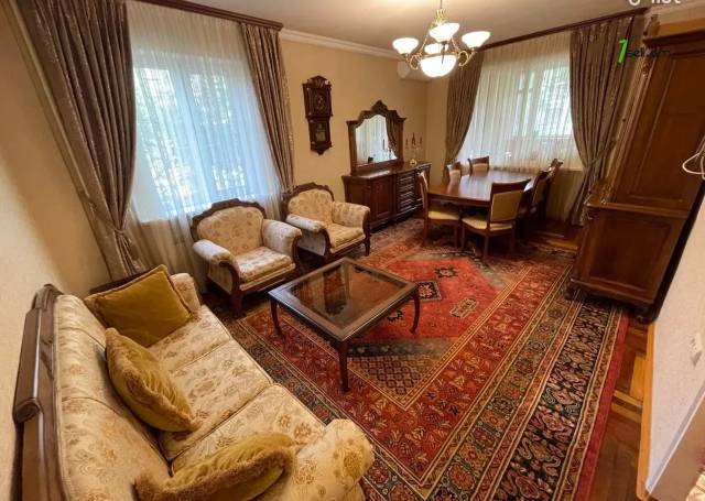 4 սենյականոց բնակարան, Սայաթ-Նովա թաղամաս, 100 քմ, 1/9 հարկ, 2 սանհանգույց, կոսմետիկ վերանորոգում