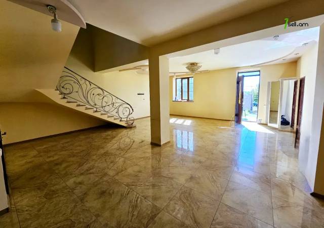 Երկու հարկանի քարե տուն, Նազարբեկյան թաղամաս Աջափնյակում, 740 ք.մ., 2 սանհանգույց