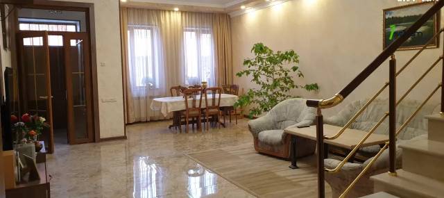 Երեք հարկանի քարե տուն Սեպուհի փողոցում Արաբկիրում, 320 ք.մ., 2 սանհանգույց, կապիտալ վերանորոգված