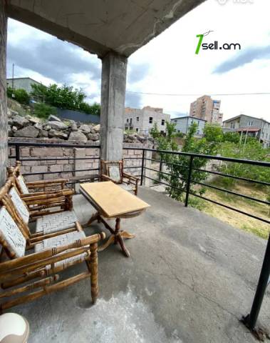 Երկու հարկանի քարե տուն, Ավան-Առինջ 2-րդ միկրոշրջան Ավանում, 160 քմ, 2 սանհանգույց, եվրովերանորոգված