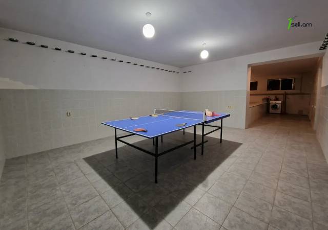 Երկու հարկանի քարե տուն Դավիթ Բեկի փողոցում Էրեբունիում, 650 քմ, 3+ սանհանգույց, եվրովերանորոգված