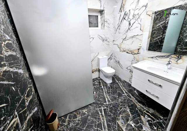 Երեք հարկանի քարե տուն Նոր Արեշի 2րդ փողոցում Էրեբունիում, 450 ք.մ., 3+ սանհանգույց