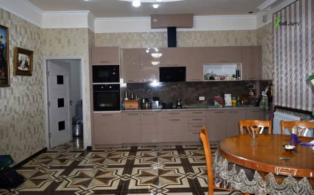 Երկու հարկանի քարե տուն 13-րդ փողոցում Գյումրիում, 716 քմ, 3+ սանհանգույց