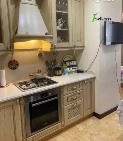 3 սենյականոց բնակարան Արցախի պողոտայում, 80 քմ, 2/5 հարկ, կապիտալ վերանորոգված, քարե շենք