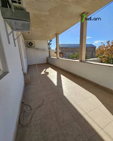 Երեք հարկանի քարե տուն Քաջազնունի փողոցում կենտրոնում, 1060 ք.մ., 3+ սանհանգույց