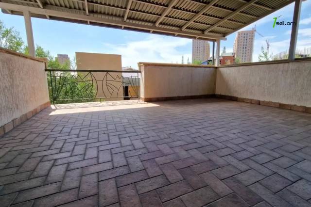 Երեք հարկանի քարե տուն, Ձոր 1 թաղամաս Դավիթաշենում, 800 ք.մ., 3+ սանհանգույց, կապիտալ վերանորոգված