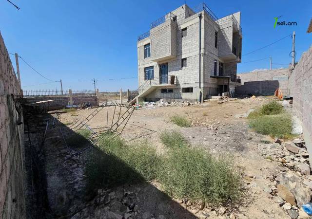 Երկու հարկանի քարե թաունհաուզ Ալբերտ Էյնշտեյնի փողոցում Քանաքեռավանում, 654 ք.մ., 3+ սանհանգույց