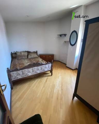 Երկու հարկանի քարե տուն Արաբկիրի 33-րդ փողոցում Արաբկիրում, 150 ք.մ., 3+ սանհանգույց