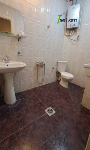 2 սենյականոց բնակարան Նալբանդյան փողոցում, 80 քմ, 2/4 հարկ, կապիտալ վերանորոգված, քարե շենք