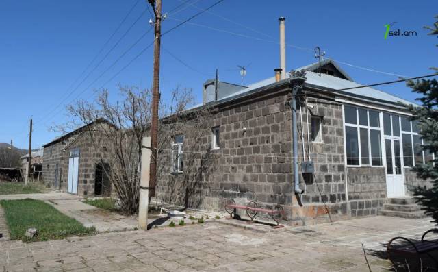 Մեկ հարկանի քարե տուն Մարմաշենում, 141 ք.մ., 2 սանհանգույց, մեծ հողամաս, եվրովերանորոգված