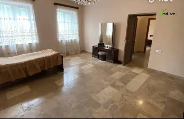 Երկու հարկանի տուն Մարշալ Խուդյակովի փողոցում Ավանում, 262 քմ, 3+ սանհանգույց, կապիտալ վերանորոգված