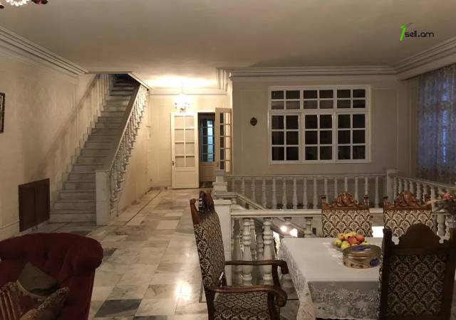Երեք հարկանի քարե տուն Այասի փողոցում կենտրոնում, 200 ք.մ., 3+ սանհանգույց, կապիտալ վերանորոգված