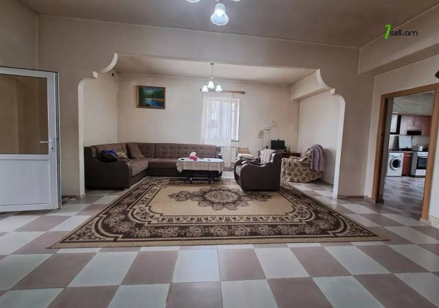 Մեկ հարկանի քարե տուն 5-րդ փողոցում Զովունիում, 350 ք.մ., մասնակի վերանորոգում