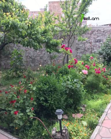 Երկու հարկանի քարե տուն Ռայնիսի փողոցում Քանաքեռ Զեյթունում, 300 քմ, 2 սանհանգույց, եվրովերանորոգված