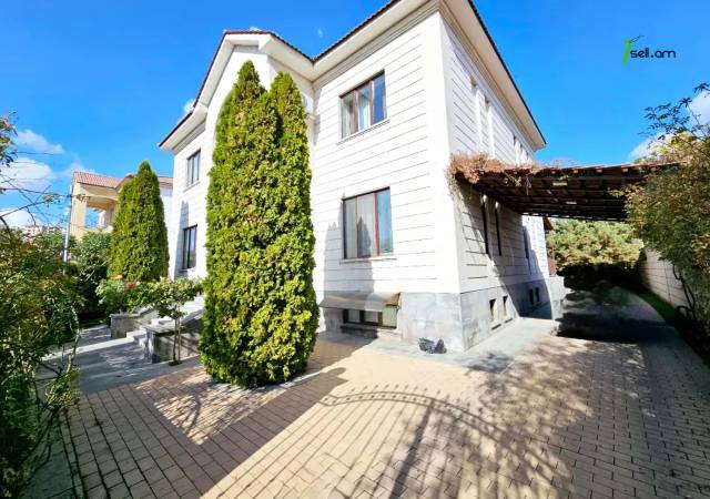 Երկու հարկանի քարե տուն Ծարավ Աղբյուրի փողոցում Ավանում, 1650 ք.մ., 3+ սանհանգույց