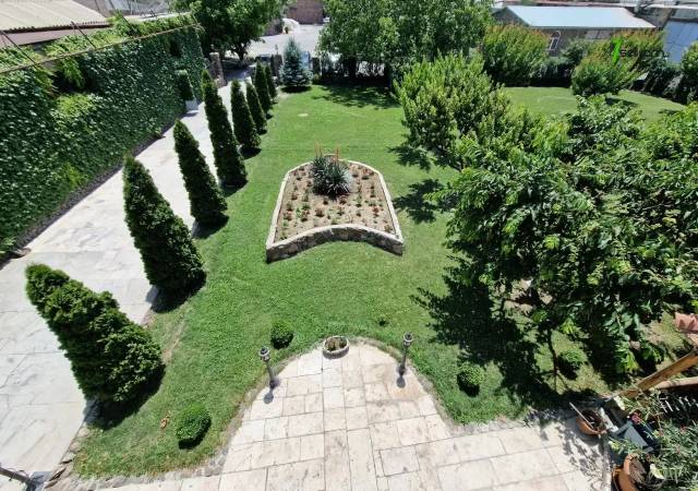 Երկու հարկանի քարե տուն Շիրակի փողոցում Շենգավիթում, 800 ք.մ., 2 սանհանգույց, եվրովերանորոգված