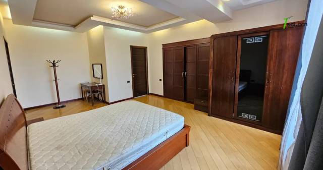 Ընդարձակ 3 սենյականոց բնակարան նորակառույց շենքում Աբովյան փողոցում, 185 ք.մ., 10/14 հարկ