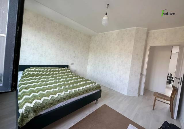 3 սենյականոց բնակարան Կոմիտասի պողոտայում, 88 ք.մ., 3/9 հարկ, կապիտալ վերանորոգված, քարե շենք