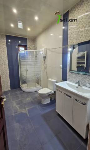 Երկու հարկանի քարե տուն Սիլիկյանի 5-րդ փողոցում Աջափնյակում, 820 քմ, 3+ սանհանգույց, մեծ հողամաս