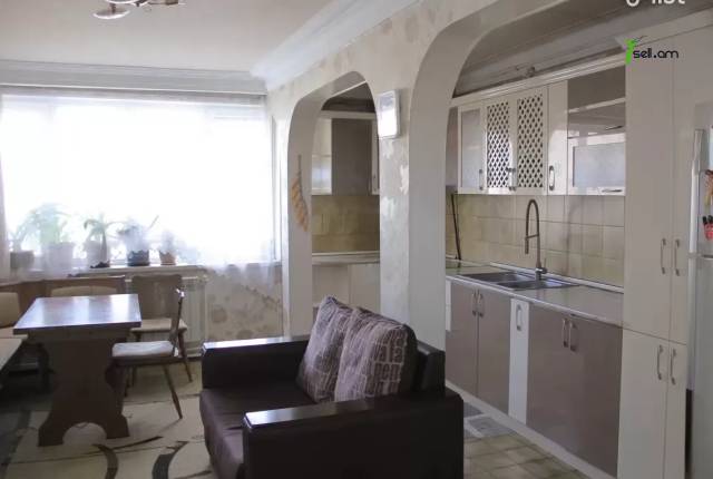 4 սենյականոց բնակարան Դրոյի փողոցում, 96 ք.մ., կապիտալ վերանորոգված, քարե շենք