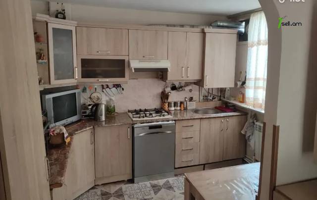 Մեկ հարկանի քարե տուն Խորենացու փողոցում Էրեբունիում, 90 քմ, կոսմետիկ վերանորոգում