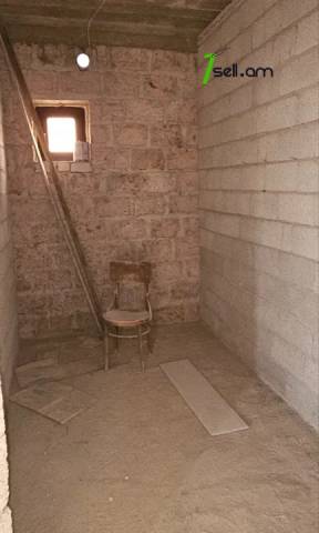 Երկու հարկանի տուն Պարույր Սևակի փողոցում Ավանում, 888 քմ, 2 սանհանգույց, մասնակի վերանորոգում