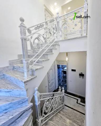 Երկու հարկանի քարե տուն Գարեգին Հովսեփյանի փողոցում Նորք Մարաշում, 950 քմ, 3+ սանհանգույց