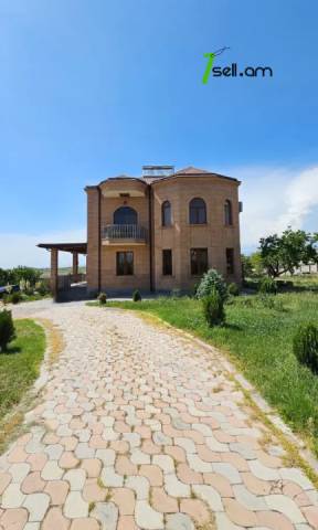 Երկու հարկանի քարե տուն Սիլիկյան 5-րդ փողոցում Աջափնյակում, 3000 քմ, 2 սանհանգույց, մեծ հողամաս