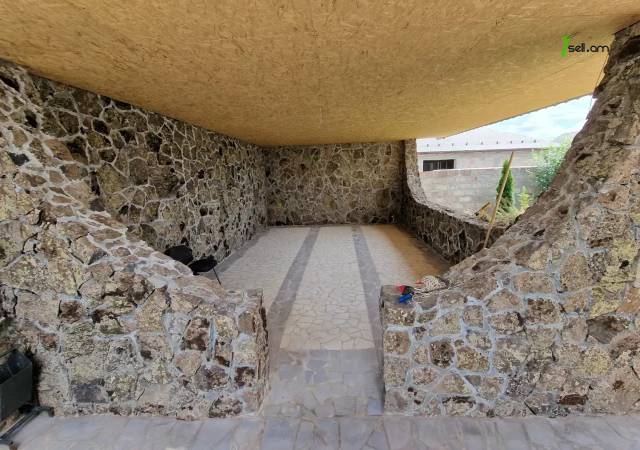 Մեկ հարկանի քարե տուն Ավանում, 1400 ք.մ., 2 սանհանգույց