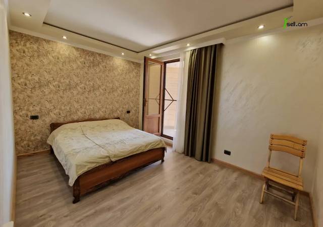 Երկու հարկանի քարե տուն Շիրակի փողոցում Շենգավիթում, 800 ք.մ., 2 սանհանգույց, եվրովերանորոգված