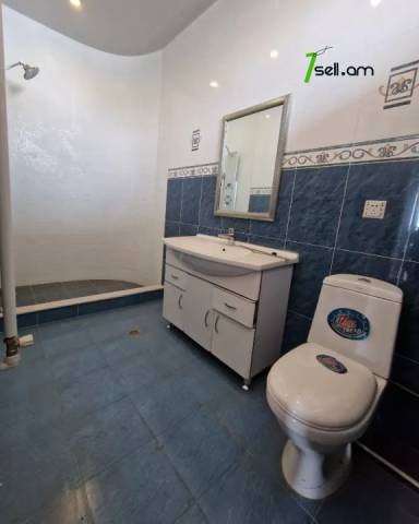 Երեք հարկանի քարե տուն, Նոյ թաղամաս Աջափնյակում, 600 ք.մ., 3+ սանհանգույց, եվրովերանորոգված