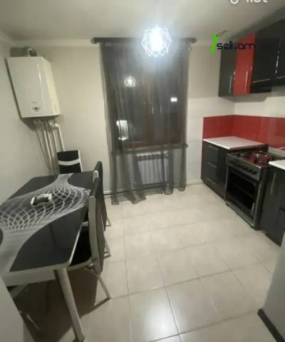 3 սենյականոց բնակարան Ռոստովյան փողոցում, 80 ք.մ., 1/5 հարկ, կապիտալ վերանորոգված, քարե շենք