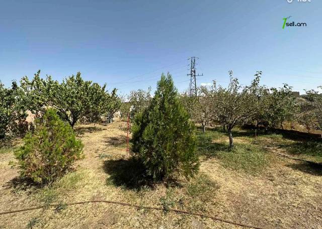 Երկու հարկանի քարե տուն 1-ին փողոցում Պտղնիում, 302 քմ, 2 սանհանգույց, մասնակի վերանորոգում