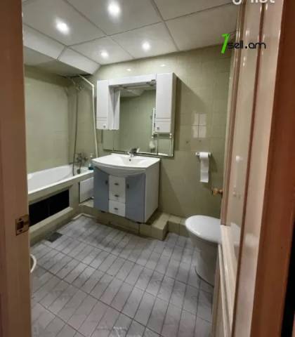 3 սենյականոց բնակարան Րաֆֆու փողոցում, 84 քմ, 13/15 հարկ, մի քանի պատշգամբ, կոսմետիկ վերանորոգում