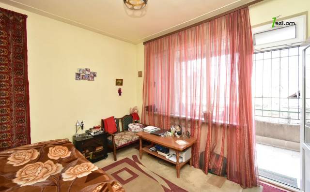 Երեք հարկանի քարե տուն Ազատամարտիկների փողոցում Էրեբունիում, 182 քմ, 2 սանհանգույց