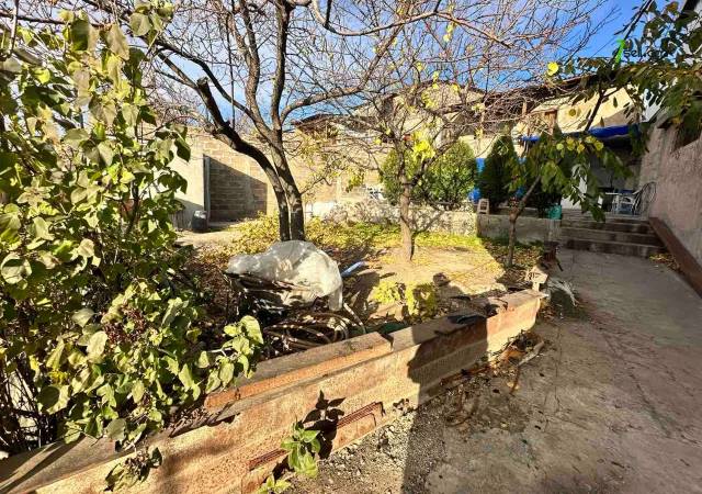 Երկու հարկանի քարե տուն Հովնաթանի փողոցում Մալաթիա Սեբաստիայում, 405 ք.մ., 3+ սանհանգույց