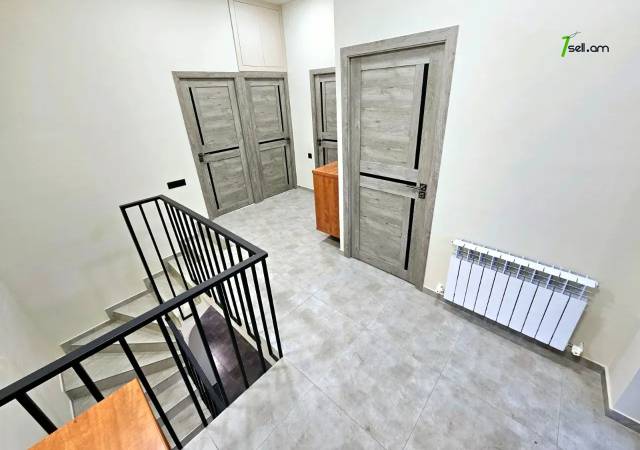 Երկու հարկանի քարե տուն Զովունի 6 փողոցում Զովունիում, 470 ք.մ., 2 սանհանգույց, կապիտալ վերանորոգված