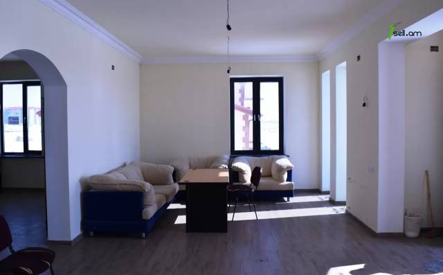 Երկու հարկանի քարե տուն Գյումրիում, 180 ք.մ., 2 սանհանգույց, դիզայներական ոճով վերանորոգված