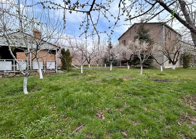 Երեք հարկանի քարե տուն Առինջի 17-րդ փողոցում Առինջում, 360 ք.մ., 3+ սանհանգույց