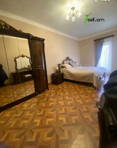 Երեք հարկանի տուն, Նորաշեն թաղամաս Աջափնյակում, 210 քմ, 2 սանհանգույց, եվրովերանորոգված