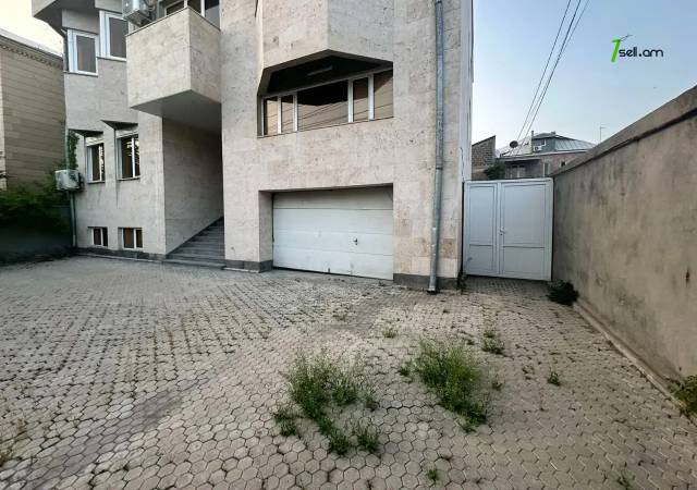 Երկու հարկանի քարե տուն Դավիթ Բեկի փողոցում Էրեբունիում, 250 քմ, 3+ սանհանգույց, եվրովերանորոգված