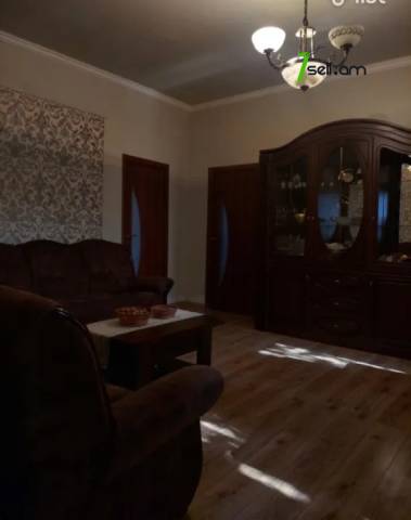 Մեկ հարկանի քարե տուն Սիլիկյան 12-րդ փողոցում Աջափնյակում, 500 ք.մ., 3+ սանհանգույց