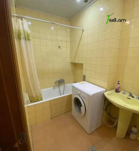 1 սենյականոց բնակարան Չարենցի փողոցում, 45 ք.մ., 2/4 հարկ, կապիտալ վերանորոգված, քարե շենք