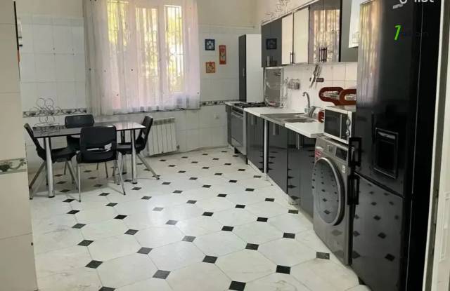 Չորս հարկանի քարե տուն Սիմեոն Երևանցու փողոցում կենտրոնում, 550 քմ, 3+ սանհանգույց